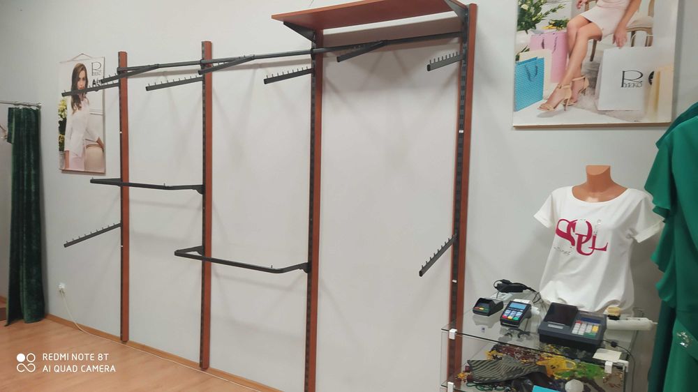 Regał przyścienny odzieżowy