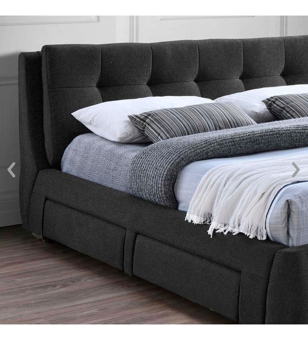 Cama de casal impecável sem colchão