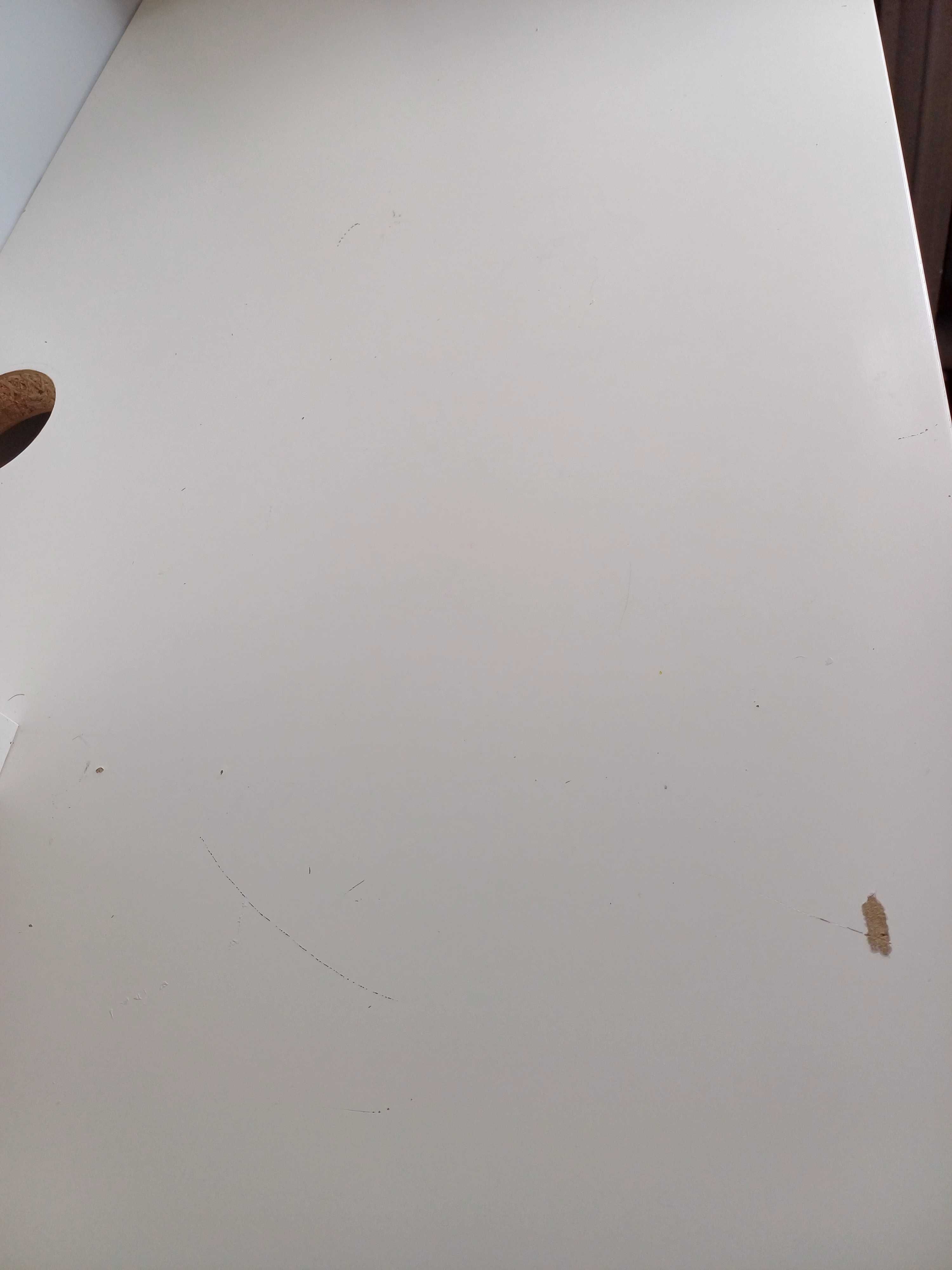 Białe biurko z ikea