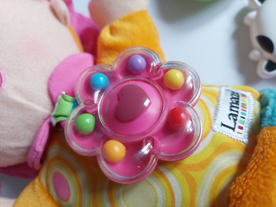 Lalka zawieszka sensoryczna Lamaze plus dodatki