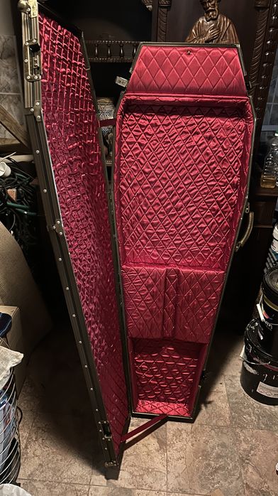 Casket by Warwick Coffin Case de baixo.