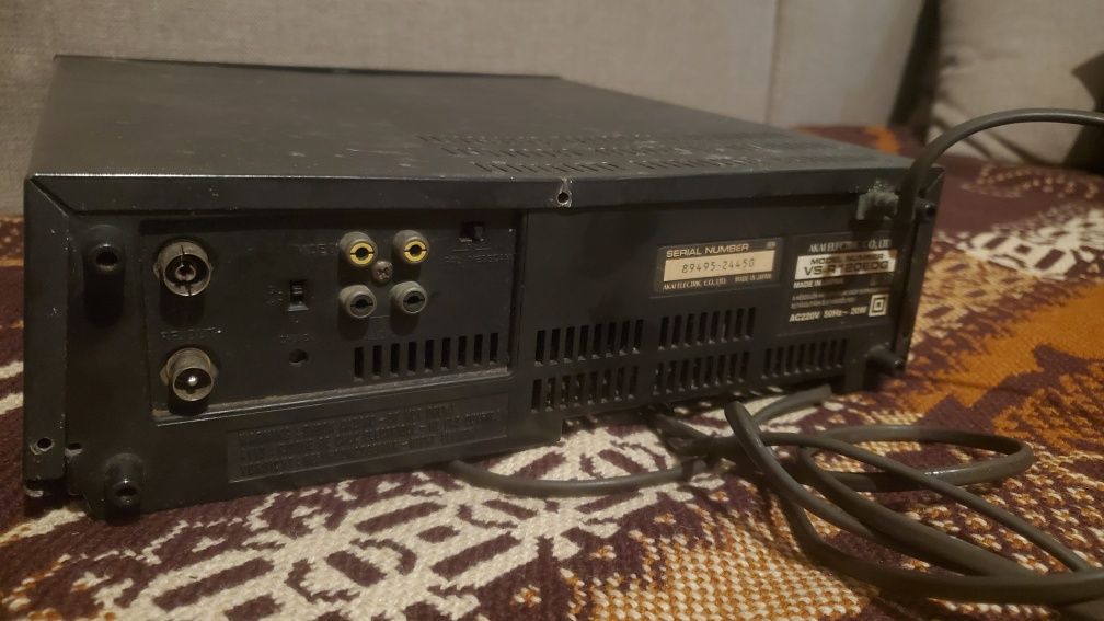 Odtwarzacz VHS Akai VS-R120EDG – klasyk retro, nieznany stan