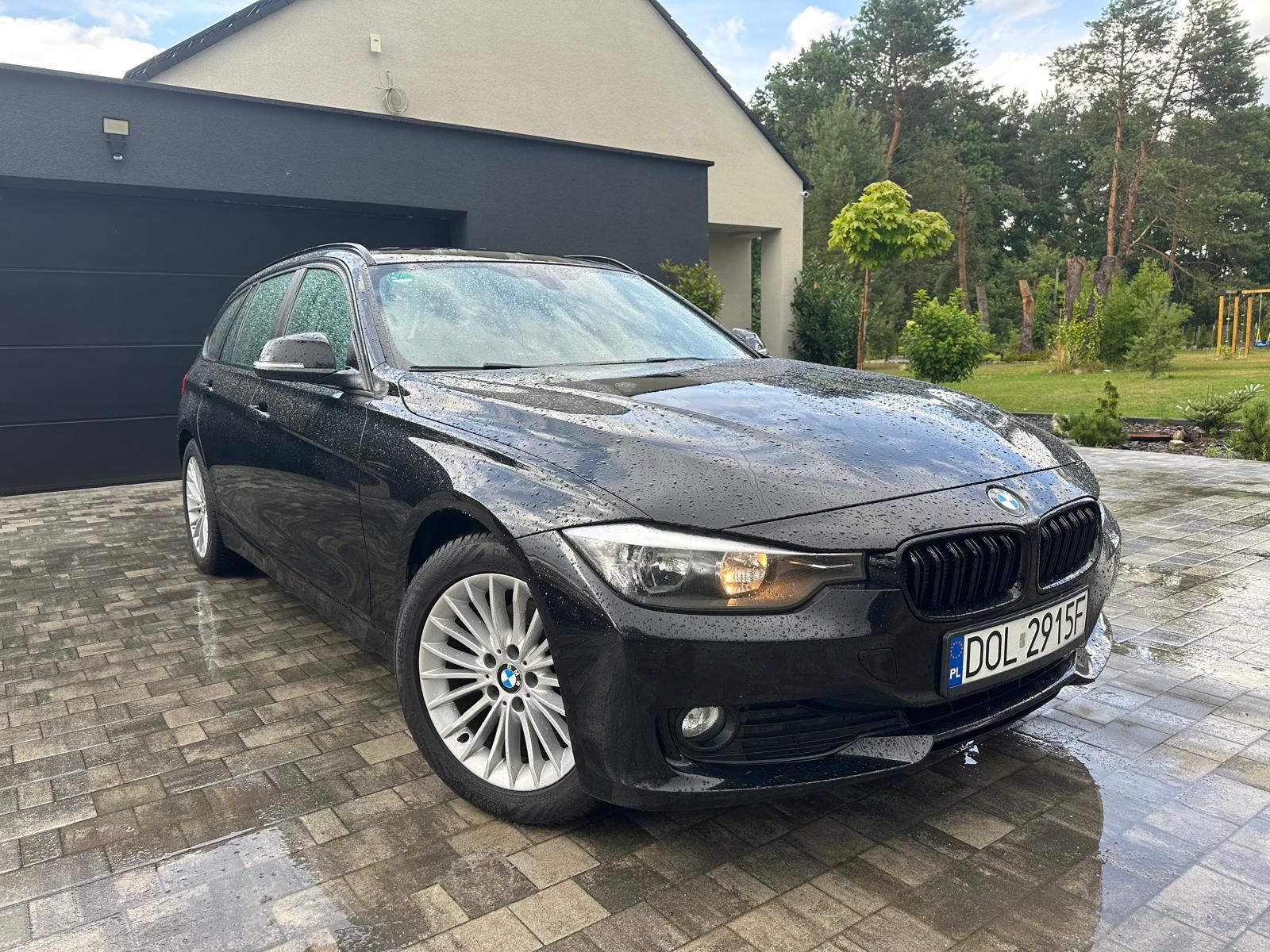 Czarne BMW 318 kombi 2.0 diesel 143 KM