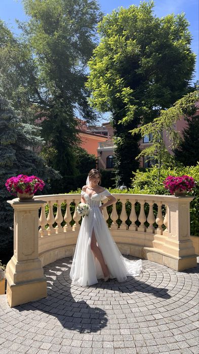 Весільна сукня з розрізом