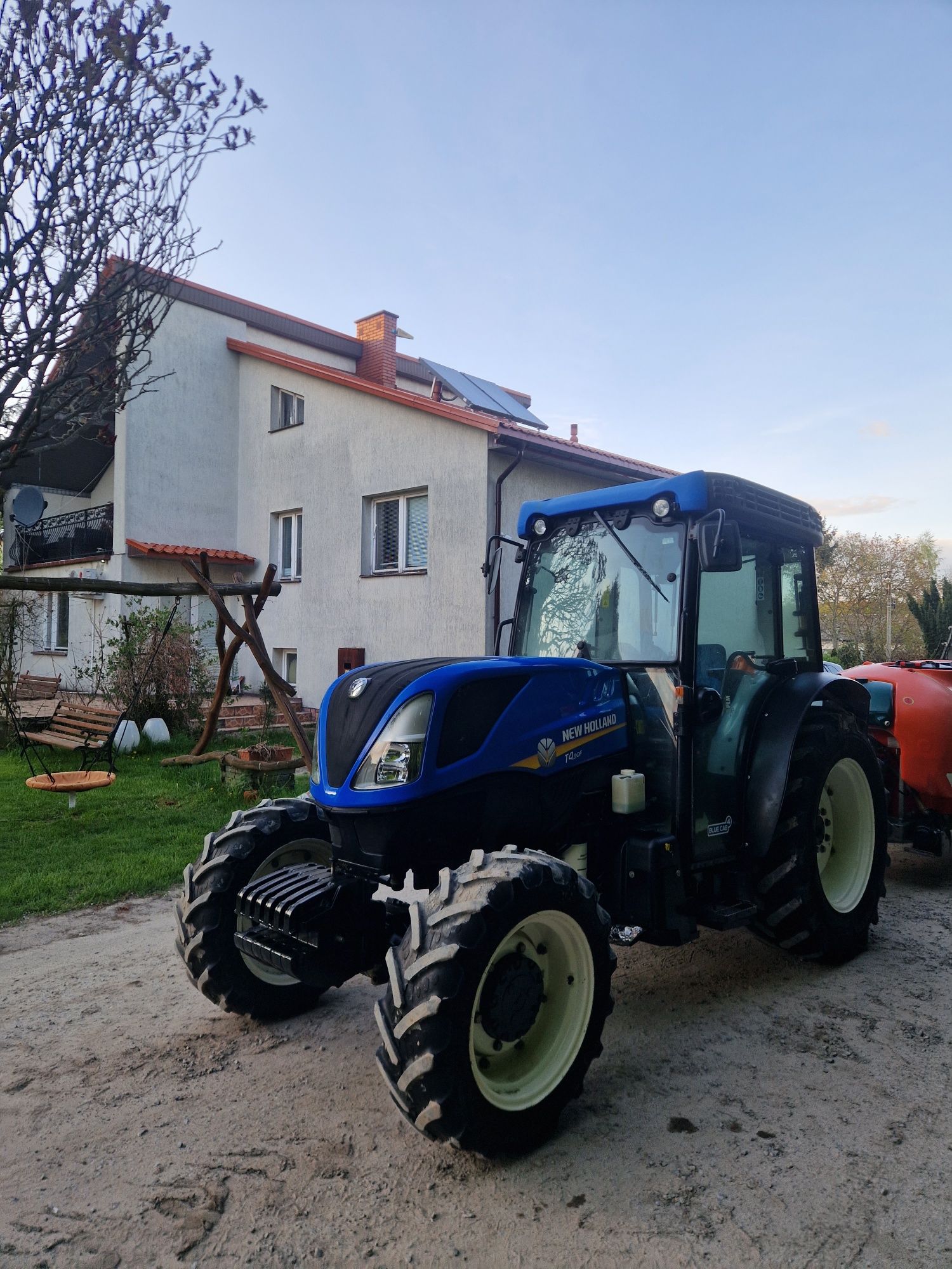 New holland ciągnik sadowniczy T4.90F blueCab4