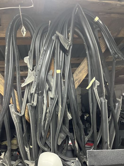 Ощільнювач дверей Tesla m3