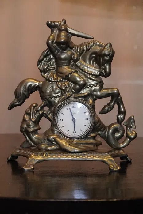 Stary mosiężny zegar kominkowy nakręcany mechaniczny Rycerz na koniu