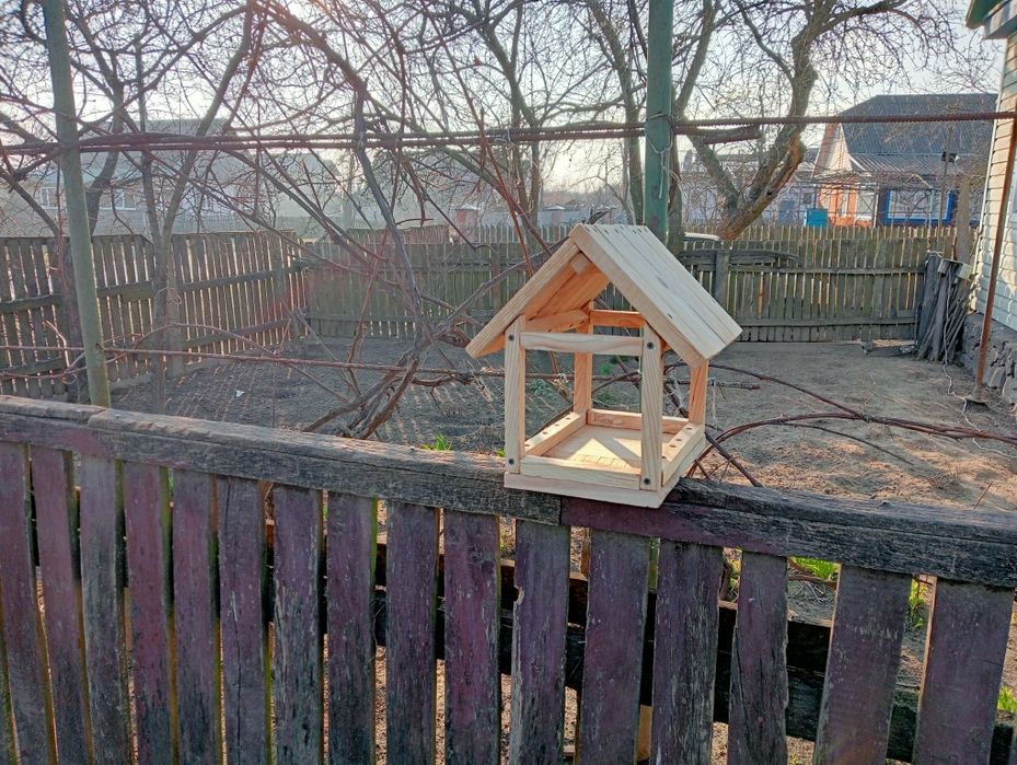 Годівниця(кормушка для птиц)годівниця для птахів.шпакіниця.