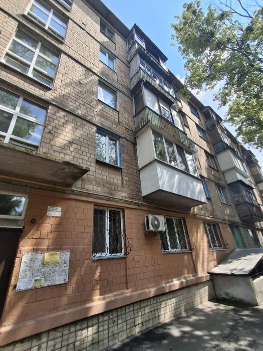 Продаж кімнати з новим ремонтом  на середньому поверсі