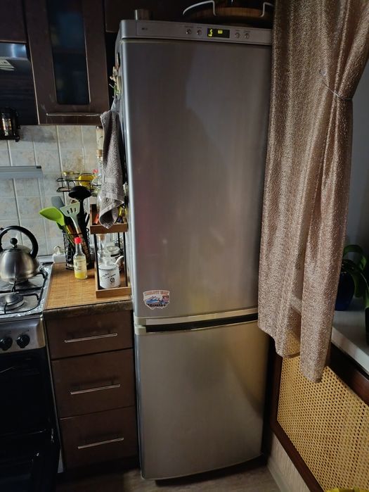 Продам холодильник самсунг двокамерний сірого кольору н