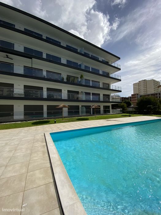 Apartamento T2 com varanda, garagem e piscina