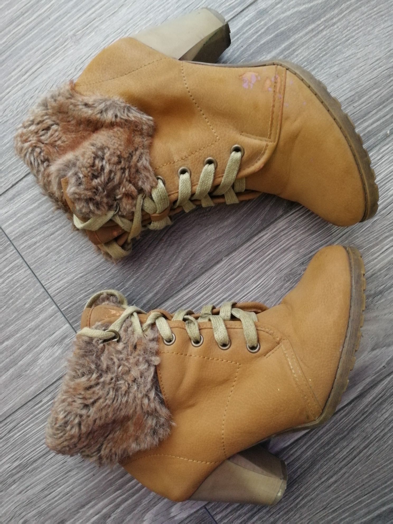 Wielka wyprzedaż obuwia! Camelowe kozaki z futerkiem CCC r. 37