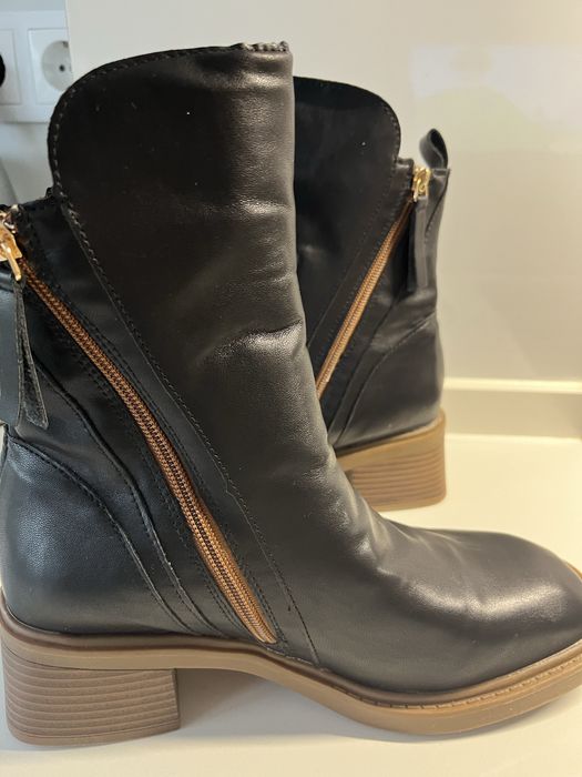 Botas pretas em couro, novas - 40
