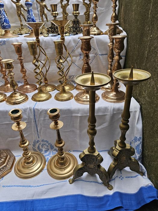 Бронзові підсвічники.