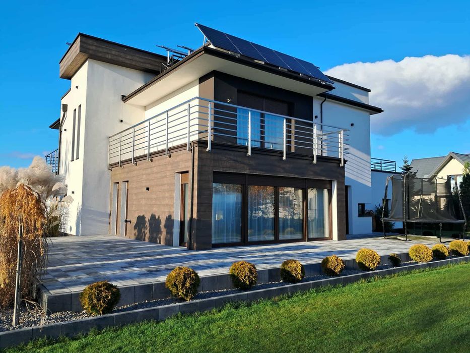 Nowoczesny dom z płaskim dachem - przestrzeń, komfort, wygoda