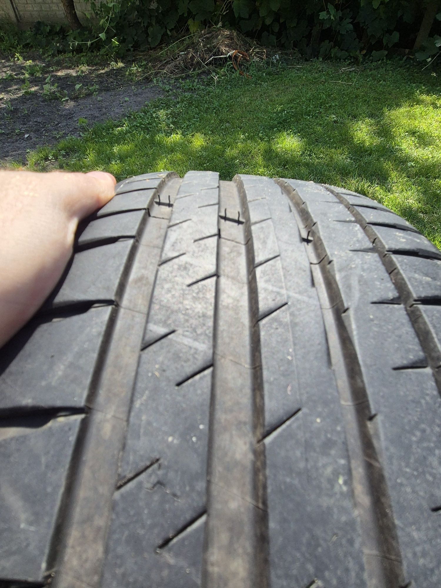 Komplet białych felg z oponami michelin.