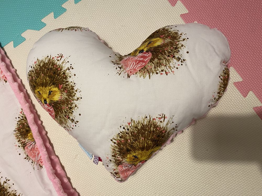 Kocyk minky z poduszką w kształcie serca