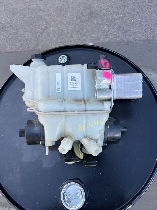 Бачок охолодження Tesla M3