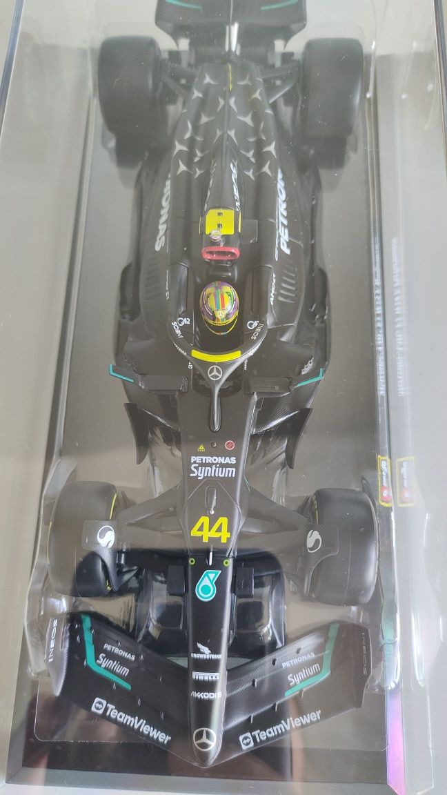 Модель Bburago F1 Mercedes AMG W14 2023 масштаб1:24 #44 Hamilton