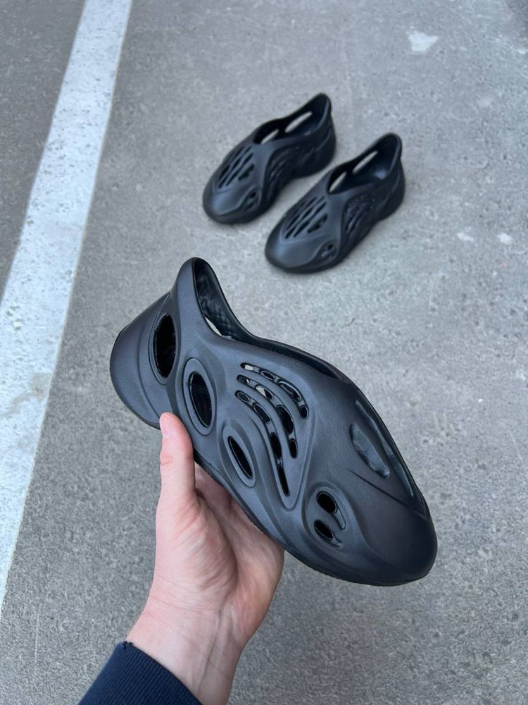 Чоловічі чорні шльопанці-сланці Yeezy Foam Runner Black кроссовки