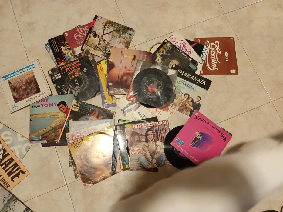 Discos vinil maioritariamente musica popular portuguesa