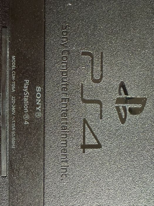 Konsola PS4, dwa pady i stacja ładująca