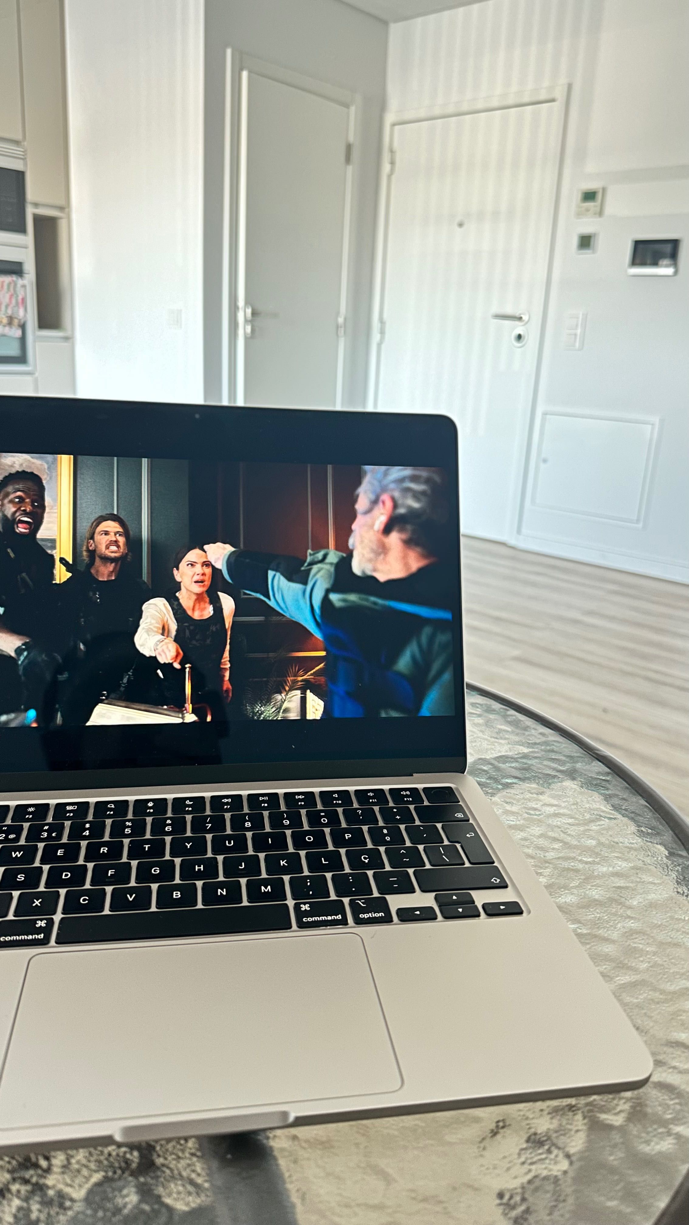 Macbook air 13,6
