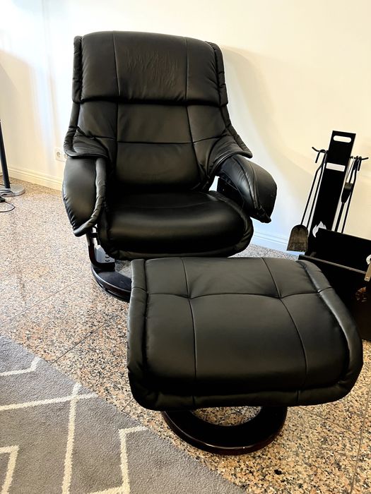 Poltrona em couro preto com repousa pés