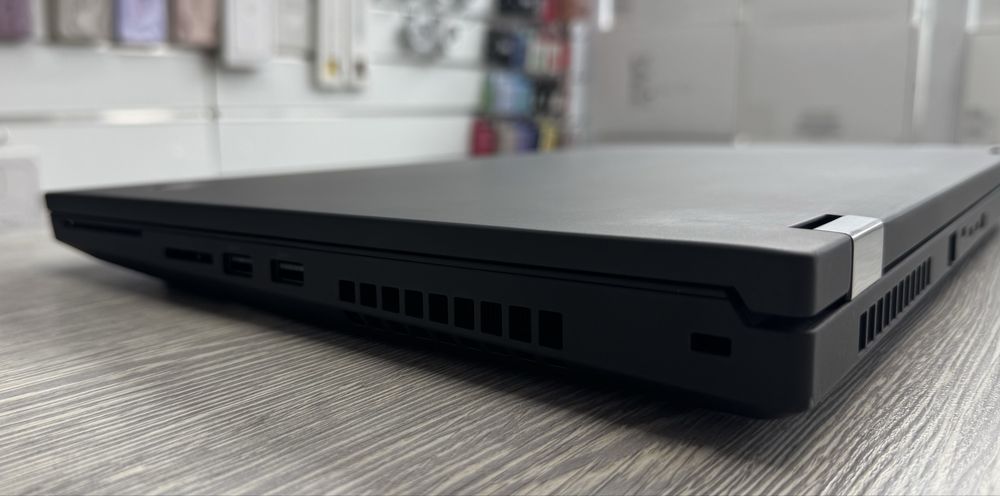 Lenovo ThinkPad 17 / i7 (10750H) / RAM 32 / RTX 3000 6 GB / SSD 512 GB