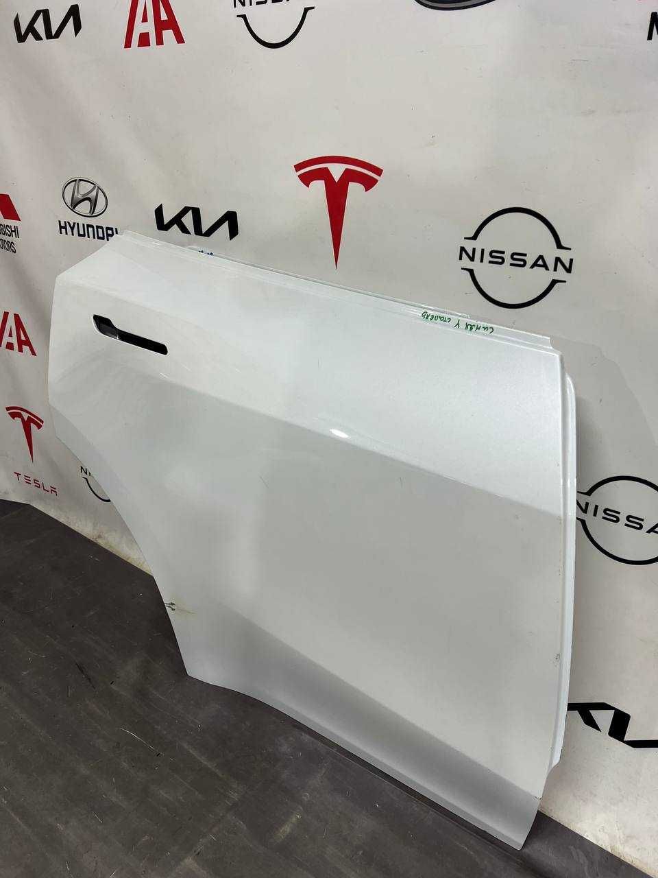 Двері задні праві Tesla Model Y 2020-2024