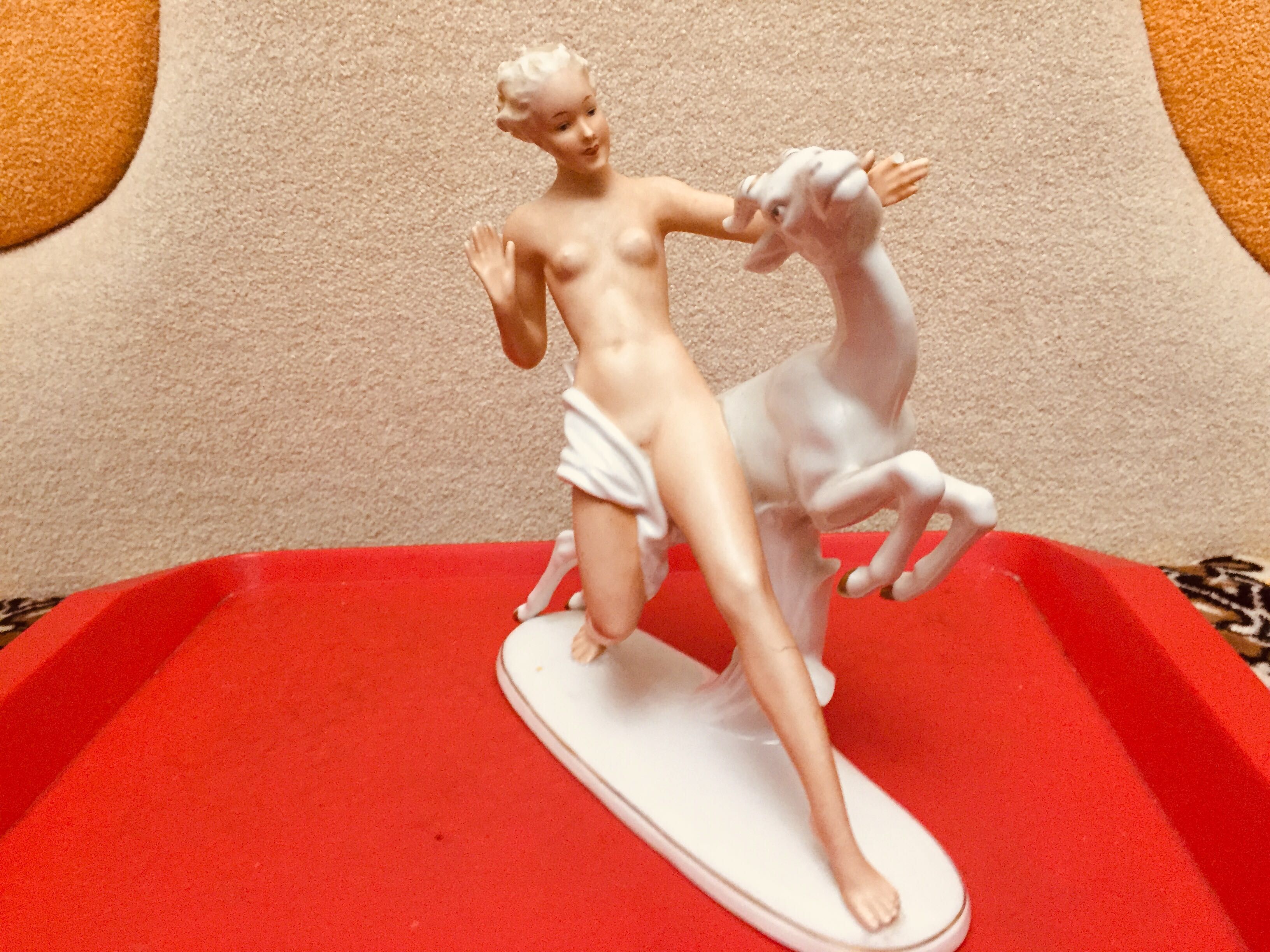 Немецкую фарфоровую статуэтку  SHAU BACH KUNST Девушка с ланью 3800 гр