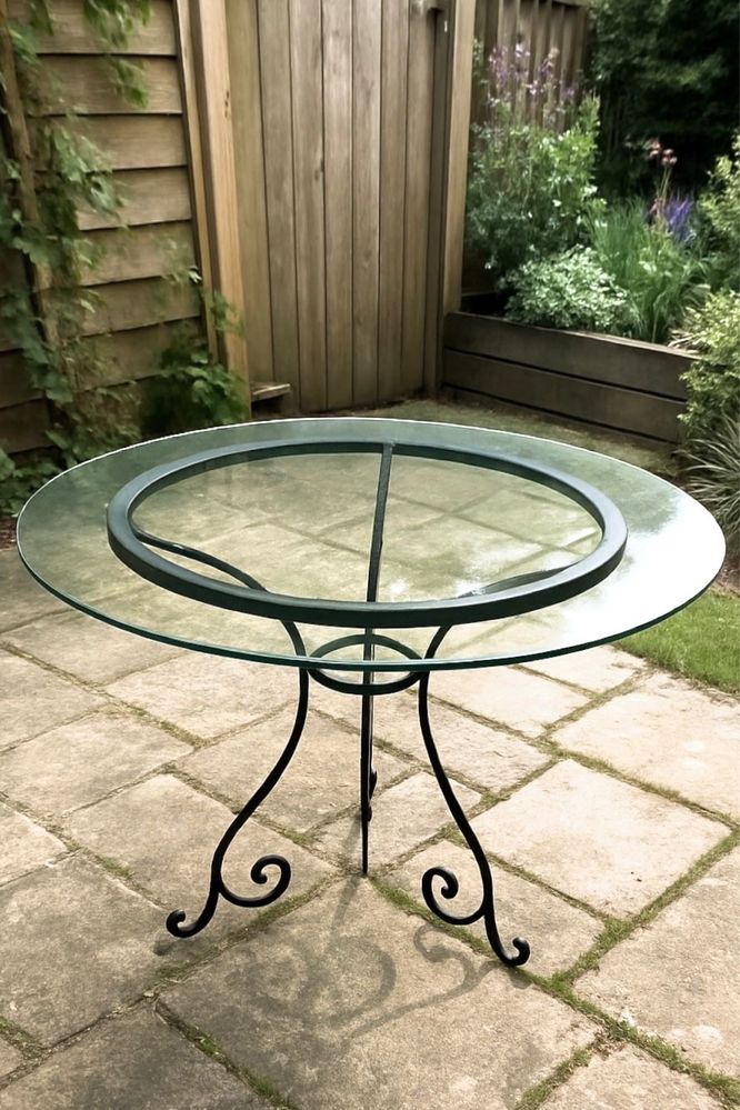 Mesa em Ferro Forjado com Tampo em Vidro – Elegância e Durabilidade
