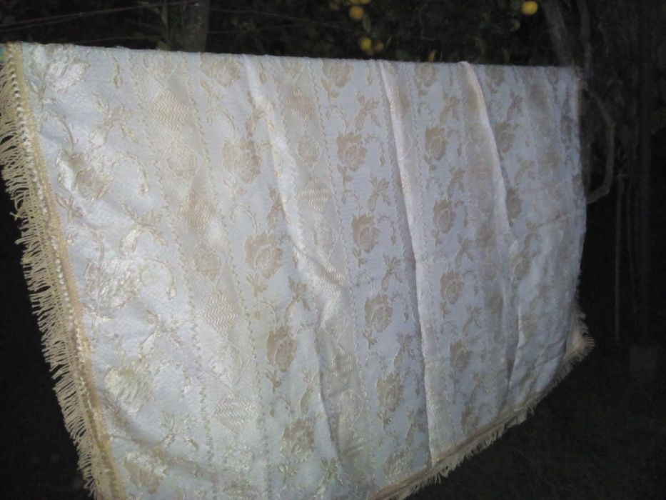 colcha de casal em algodão branco bordada a seda cor salmão anos 60