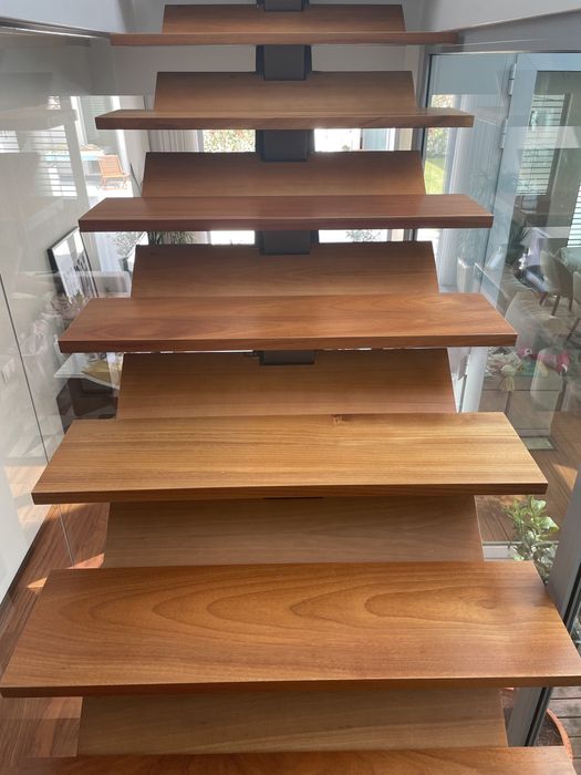 Placas madeira usadas para Proteção de escadas