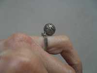 Warmet - srebrny pierścionek - wisząca kula z szarotkami - cena ost