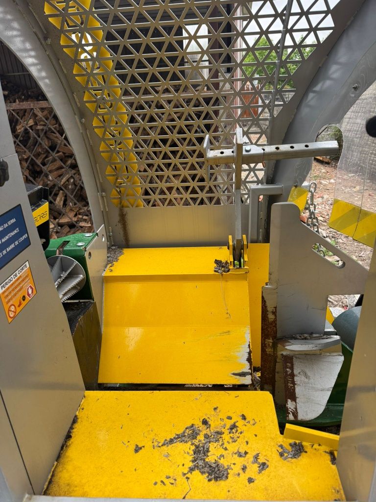 Máquina de cortar madeira