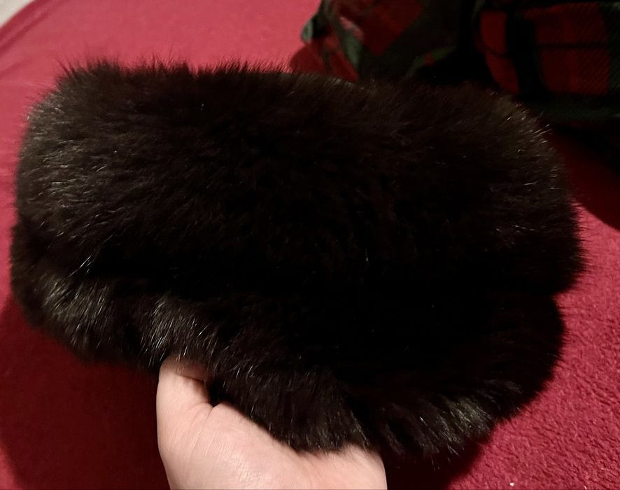 Czarna czapka z lisa