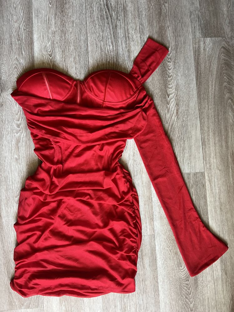 Трендовое красное платье корсетное с чашками сеткой на один рукав м-л