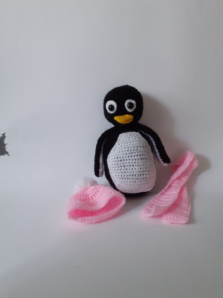 Pluszak pingwinek na szydełku hand made prezent na dzień dziecka