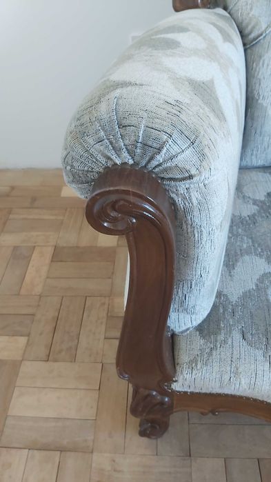 Sofá clássico madeira esculpida/talhada com 3 lugares. Estofado cinza