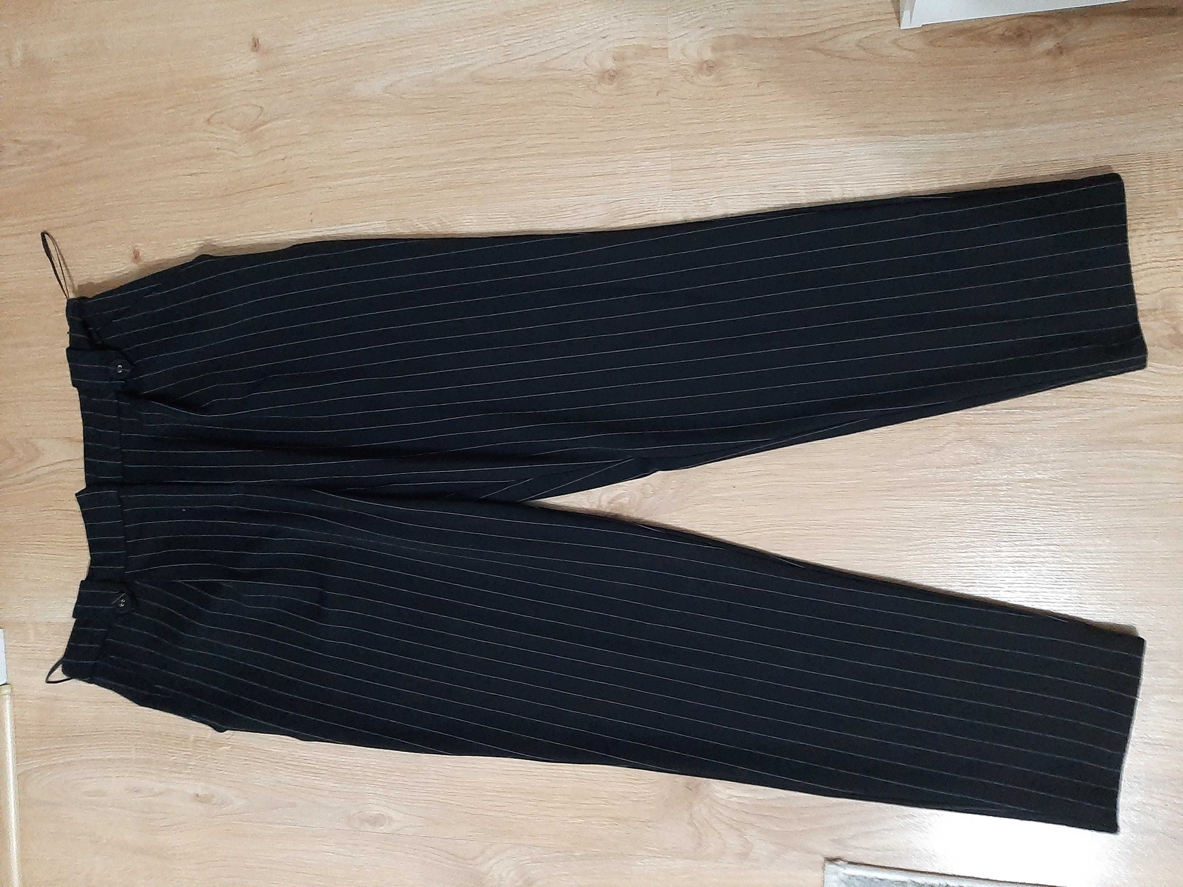 Czarne spodnie w paski F&F roz.42