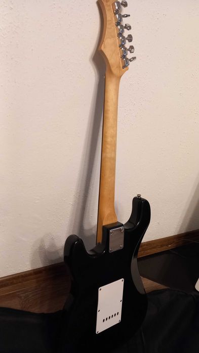 Mikołaj! Gitara typu Fender Stratocaster i wzm. GA 20  Watt