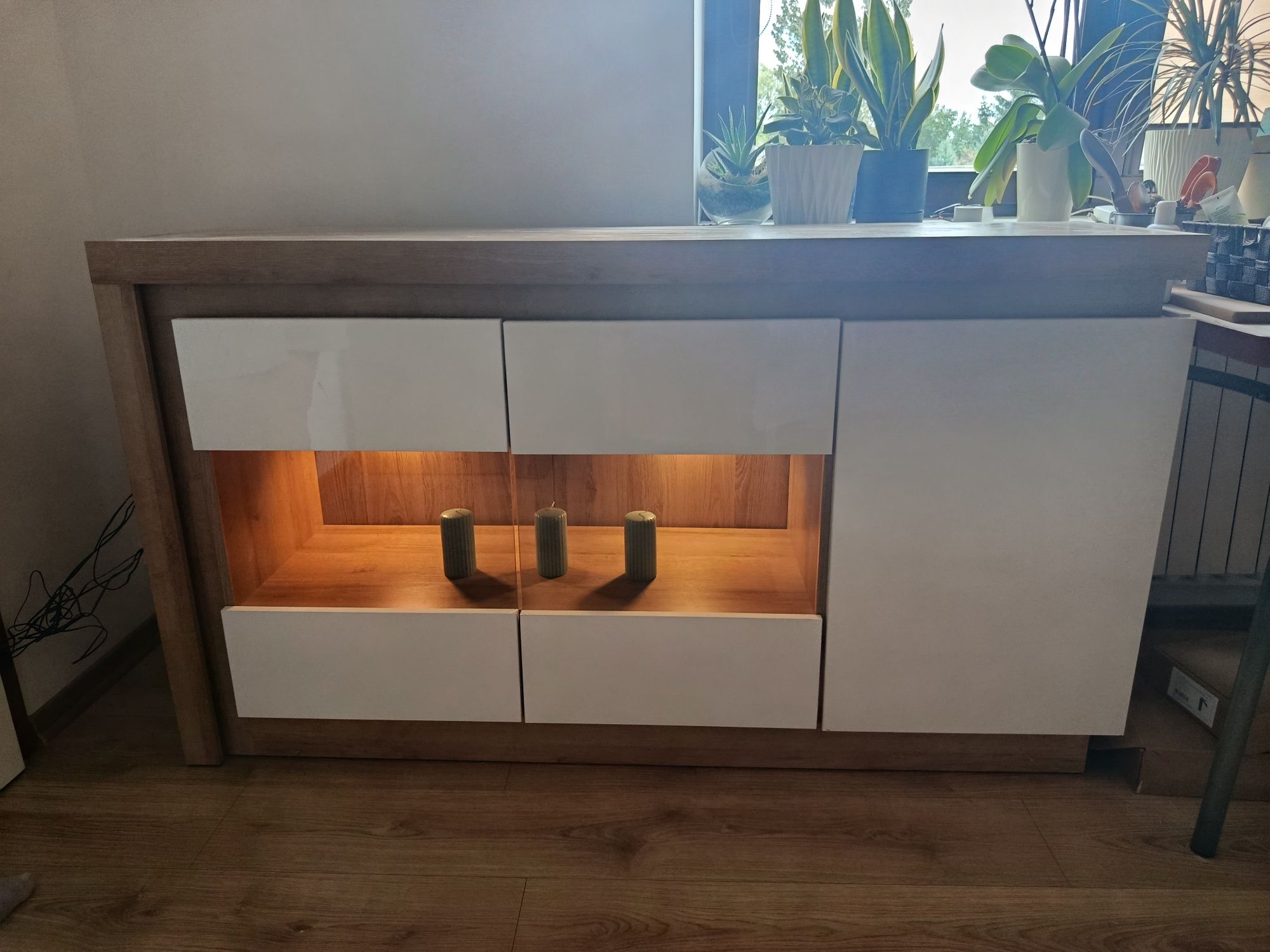 Komoda z oświetleniem LED
