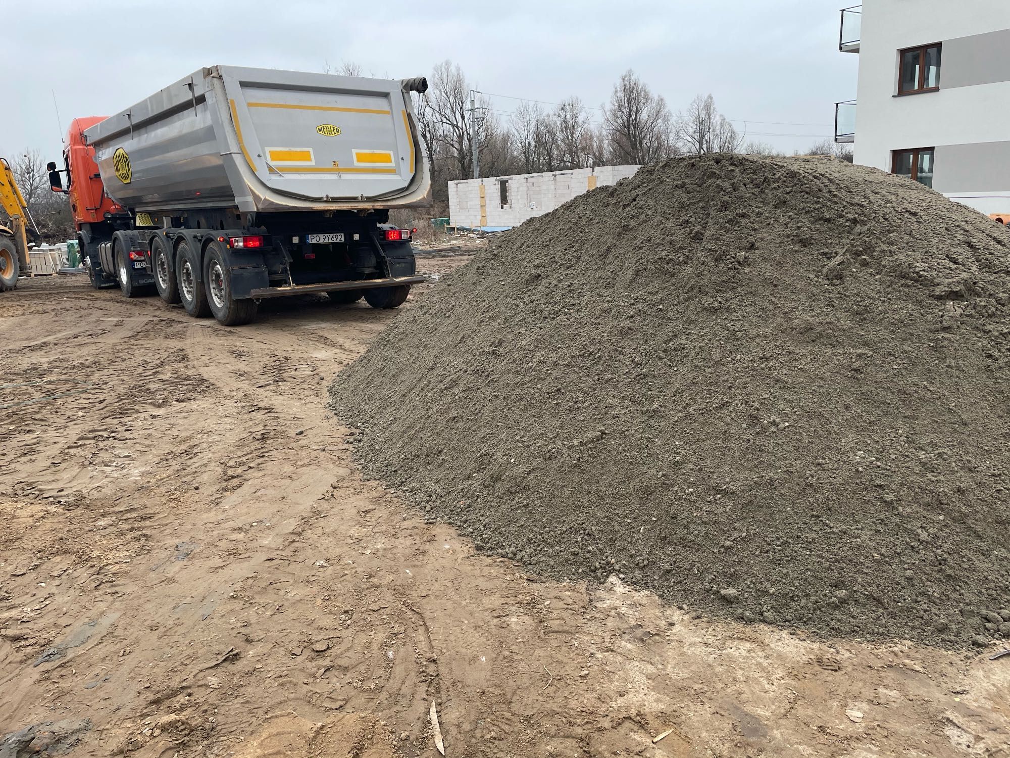 Beton towarowy beton suchy  betoniarnia transport wywrotkami Poznań