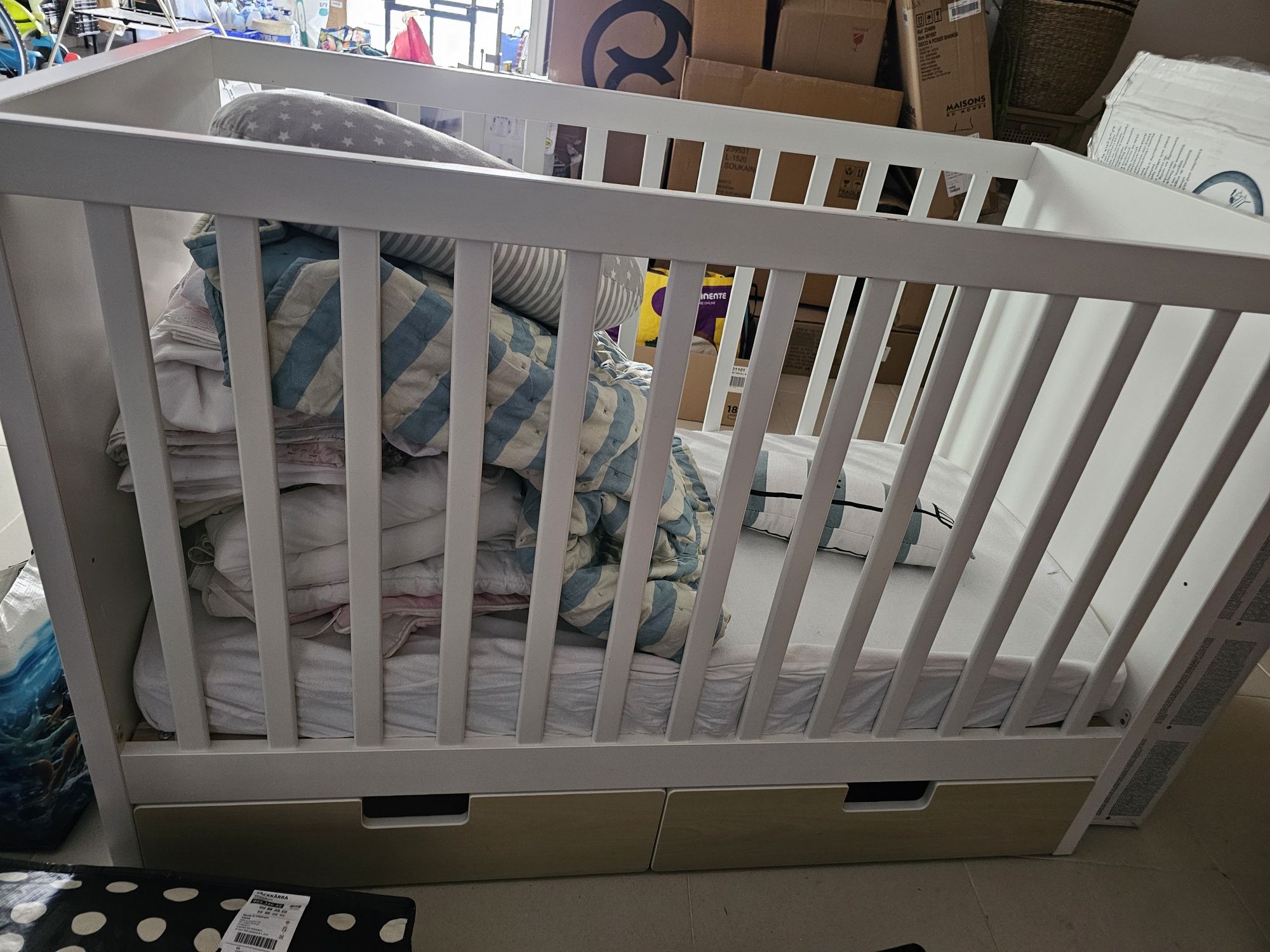 Berço ikea com lençóis e protetores