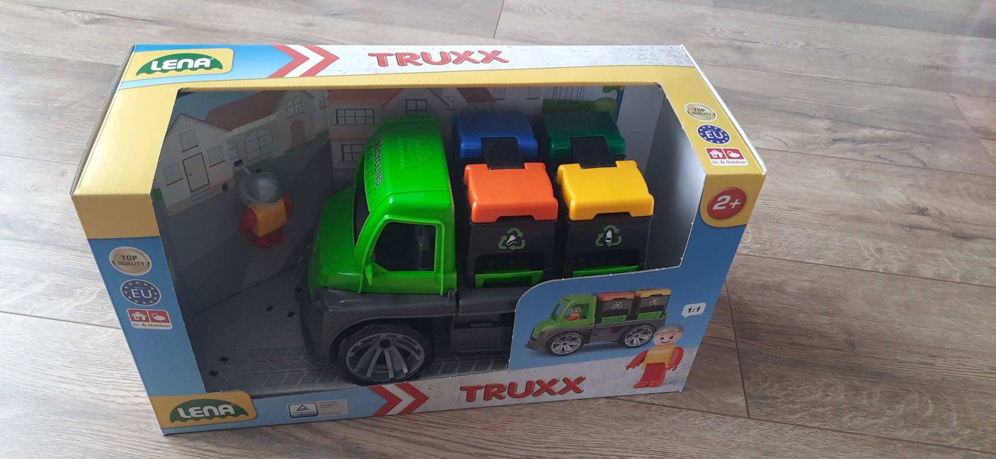 Nowe Autko do recyklingu. Kosze. Figurka