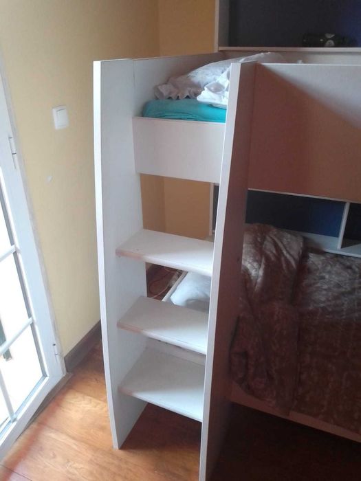 Beliche branco, robusto, com prateleiras/nichos