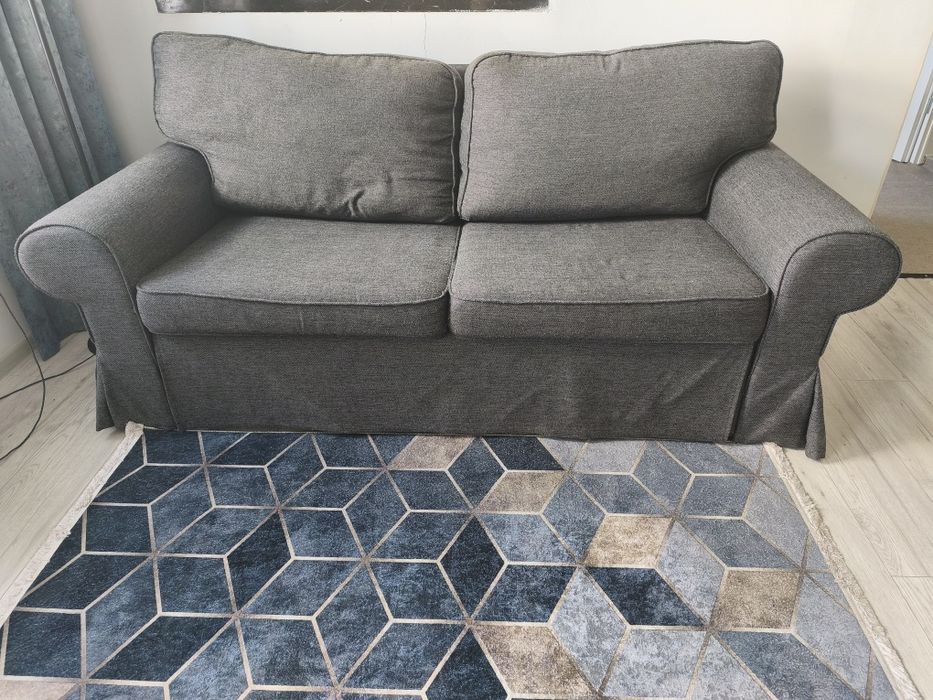 Sofa Evertsberg. Ikea. 2 osobowa rozkładana. Z pojemnikiem na pościel.
