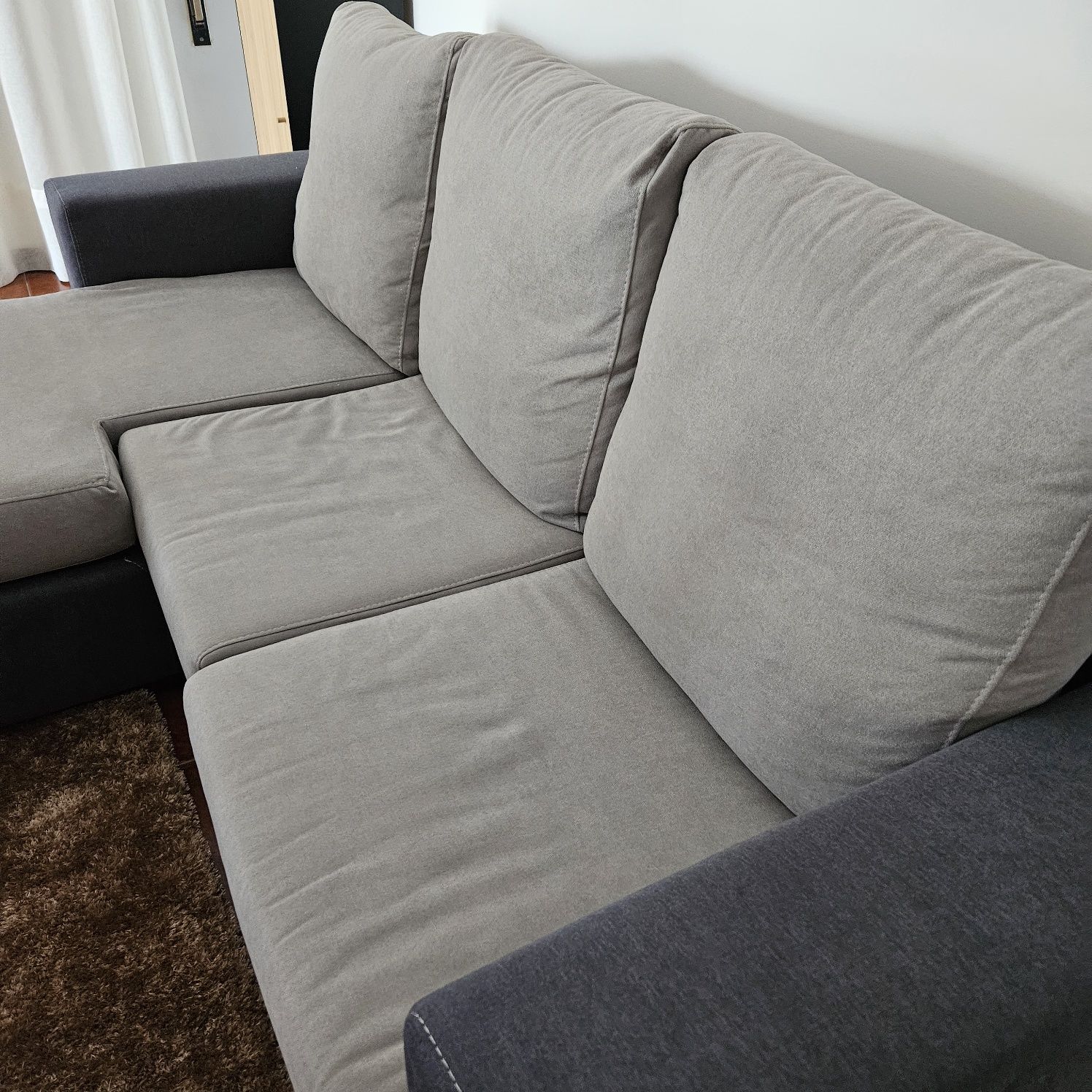 Sofá cinzento de 3 lugares novo e em Excelente Estado com chaise longe