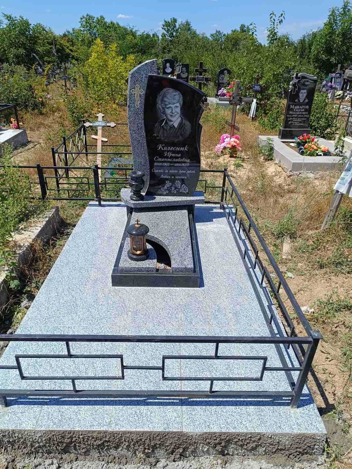 Р- к Колос. ПАМ'ЯТНИКИ . Фундаменти, професійне художнє оформлення.